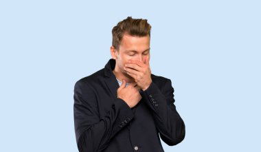 Sarışın yakışıklı adam öksürük ve kötü duygu ile acı