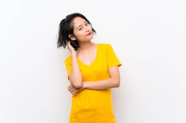 Izole beyaz arka plan üzerinde Asyalı genç kadın bir fikir düşünme