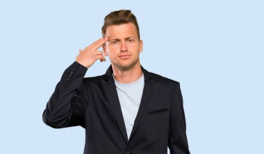 İntihar jesti yaparken sorunları olan sarışın yakışıklı adam