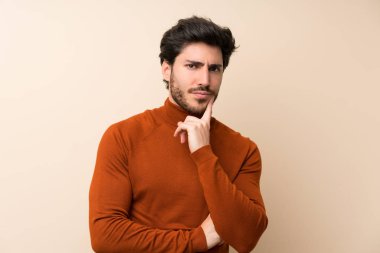 Izole duvar üzerinde Yakışıklı ön bakıyor