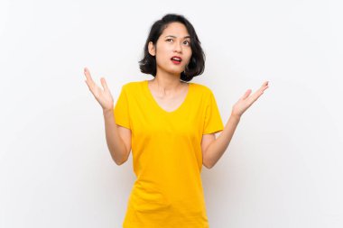 Izole beyaz arka plan üzerinde Asyalı genç kadın kötü bir durum tarafından sinirli