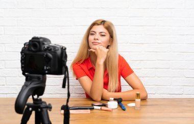 Genç blogger kız gülerek bir video öğretici kayıt