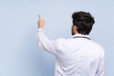 Doktor adam işaret parmağıyla geri işaret