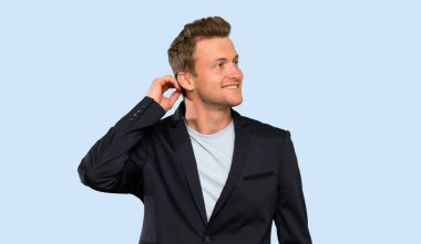 Sarışın yakışıklı adam bir fikir düşünme