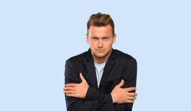 Sarışın yakışıklı adam donma