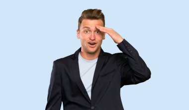 Sarışın yakışıklı adam sadece bir şey fark etti ve çözüm niyetine sahip