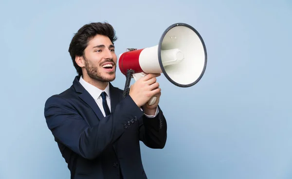 Zakenman Geïsoleerde Blauwe Muur Schreeuwen Door Een Megafone — Stockfoto