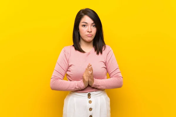 Mulher Mexicana Jovem Sobre Fundo Amarelo Isolado Mantém Palma Mão — Fotografia de Stock