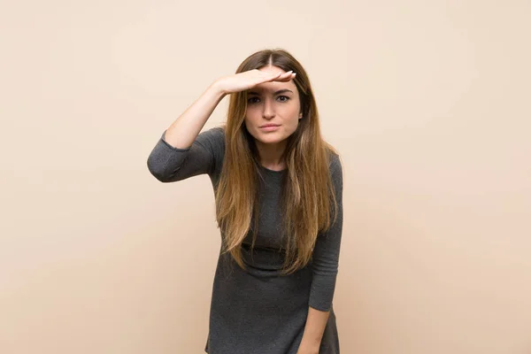 Giovane Donna Sfondo Isolato Guardando Lontano Con Mano Guardare Qualcosa — Foto Stock