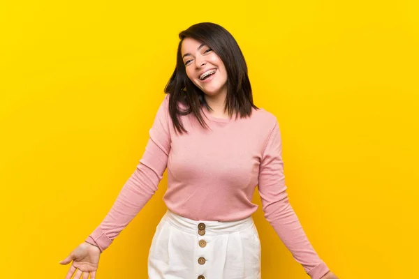 Jonge Mexicaanse Vrouw Geïsoleerde Gele Achtergrond Glimlachend — Stockfoto