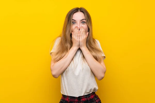 Junge Frau Über Isolierte Gelbe Wand Mit Überraschendem Gesichtsausdruck — Stockfoto