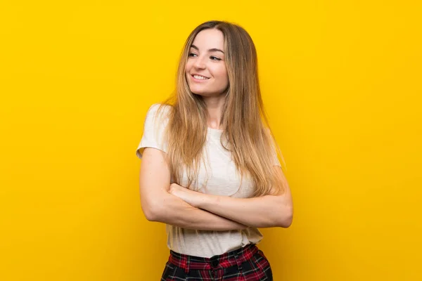 Genç Kadın Üzerinde Izole Sarı Duvar Gülüyor — Stok fotoğraf