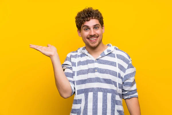 Blonde Man Yellow Wall Holding Copyspace Imaginary Palm Insert — Stock Photo, Image