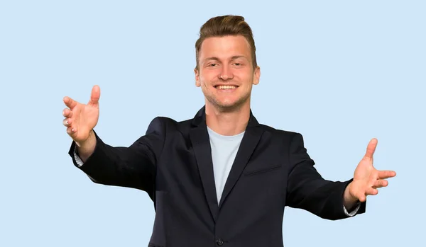Blonde Knappe Man Presenteren Uitnodigen Met Hand Komen — Stockfoto