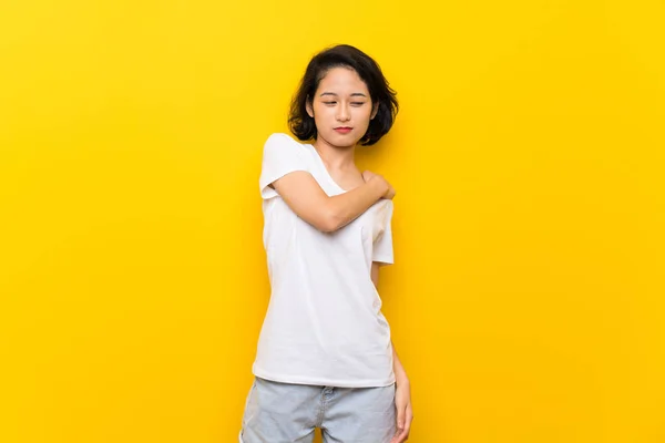 Asiática Joven Sobre Aislado Amarillo Pared Sufrimiento Dolor Hombro Por —  Fotos de Stock