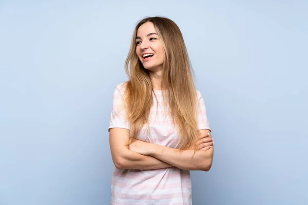 Soyutlanmış Mavi Arka Plan Mutlu Gülümseyen Genç Bir Kadın — Stok fotoğraf