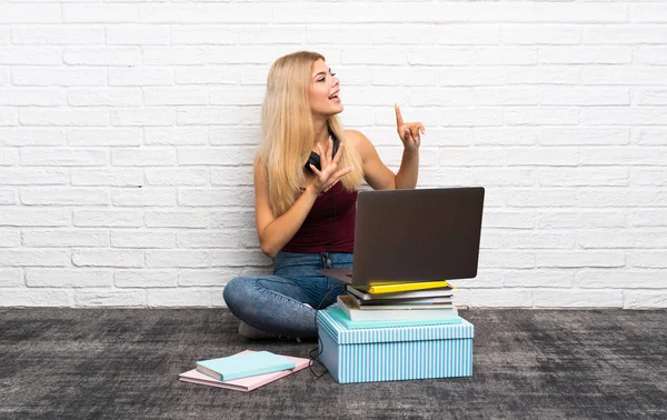 Adolescente Sentada Chão Com Seu Laptop Contando Seis Com Dedos — Fotografia de Stock