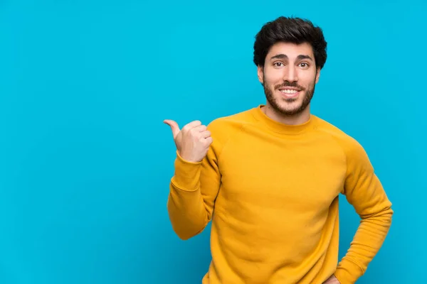 Knappe Geïsoleerde Blauwe Muur Die Naar Zijkant Wijst Een Product — Stockfoto