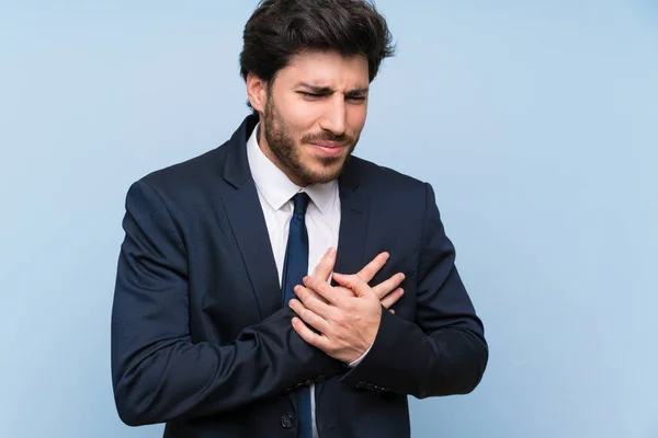 Empresario Sobre Pared Azul Aislada Con Dolor Corazón —  Fotos de Stock