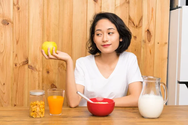 Asiatische Junge Frau Beim Frühstück Und Mit Einem Apfel — Stockfoto