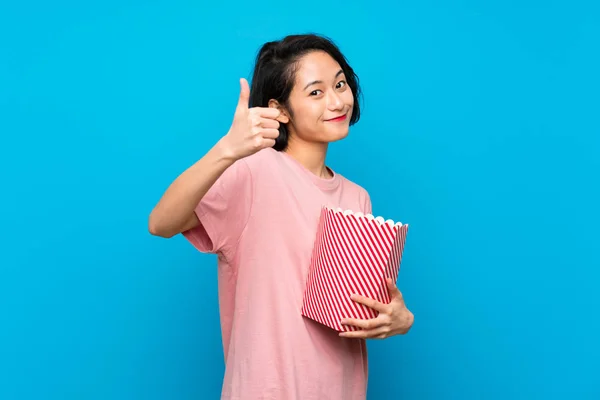 Asiático Jovem Mulher Comer Pipocas Com Polegares Para Cima Porque — Fotografia de Stock