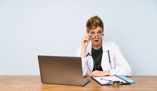 Blond Läkare Kvinna Med Glasögon Och Förvånad — Stockfoto