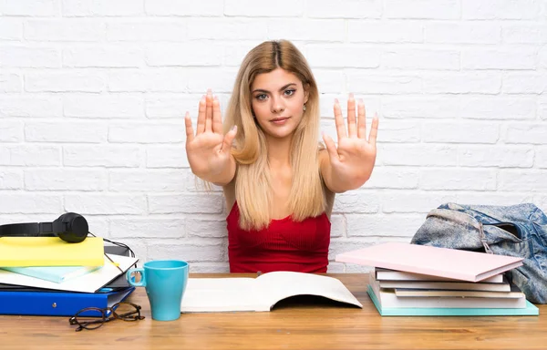 Adolescente Estudiante Chica Interior Haciendo Stop Gesture Decepcionado — Foto de Stock