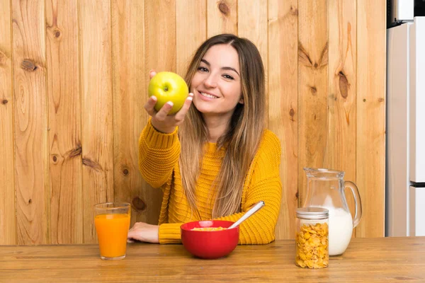 Młoda Kobieta Śniadaniem Kuchni Jabłkiem — Zdjęcie stockowe
