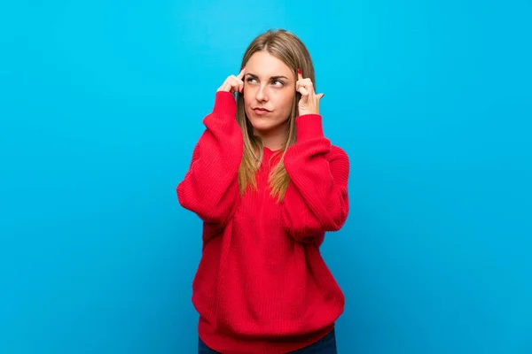 Mujer Con Suéter Rojo Sobre Pared Azul Teniendo Dudas Pensando — Foto de Stock