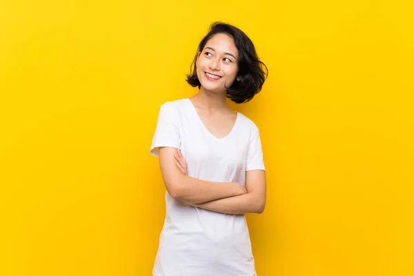 Asiático Jovem Mulher Sobre Isolado Amarelo Parede Feliz Sorrindo — Fotografia de Stock