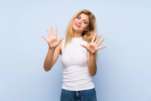 Chica Adolescente Sobre Fondo Azul Aislado Haciendo Gesto Teléfono Apuntando — Foto de Stock