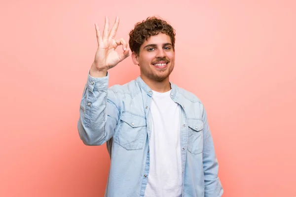 Blonder Mann Über Pinkfarbener Wand Zeigt Zeichen Mit Fingern — Stockfoto