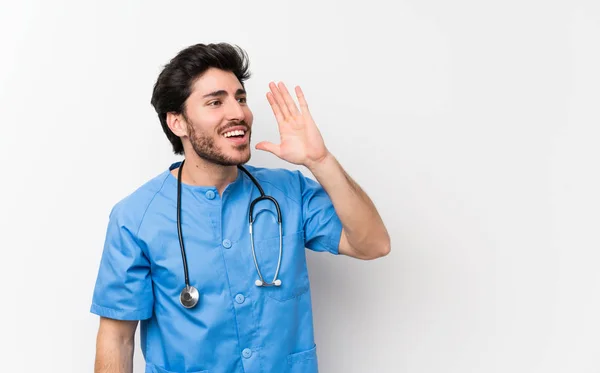 Medico Chirurgo Uomo Oltre Isolato Muro Bianco Urlando Con Bocca — Foto Stock