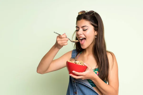 Ragazza adolescente in vacanza estiva in possesso di una ciotola di cereali — Foto Stock