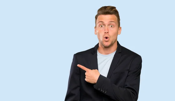 Blonde Handsome Man Surprised Pointing Side — Stock Photo, Image