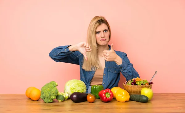 Mladá Blondýnka Mnoha Zeleninou Dělá Dobré Znamení Nerozhodnuto Mezi Ano — Stock fotografie