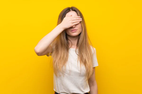 Gözleri Elleriyle Kaplayan Izole Sarı Duvar Üzerinde Genç Kadın — Stok fotoğraf