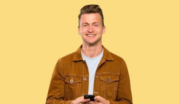 Blonde Knappe Man Het Verzenden Van Een Bericht Met Mobiele — Stockfoto