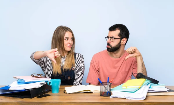 Schüler Mit Vielen Büchern Zeigen Daumen Nach Unten Mit Negativem — Stockfoto