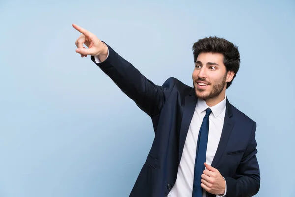 Empresario Sobre Aislado Muro Azul Apuntando — Foto de Stock