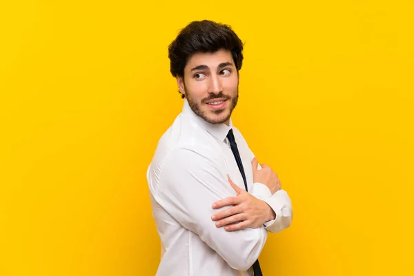 Geschäftsmann Auf Gelbem Hintergrund Lacht — Stockfoto