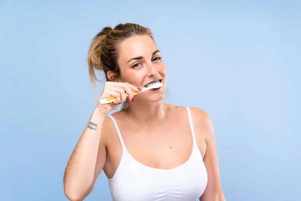 Junge blonde Frau beim Zähneputzen — Stockfoto