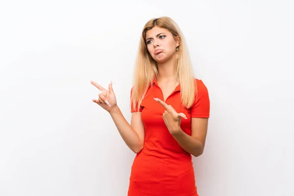 Adolescente Chica Sobre Aislado Blanco Fondo Asustado Señalando Lado —  Fotos de Stock