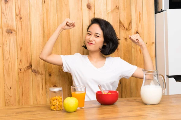 Asiatische Junge Frau Mit Frühstücksmilch Feiert Einen Sieg — Stockfoto