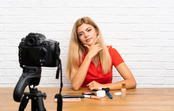Chica Bloguera Adolescente Grabando Video Tutorial Pensando Una Idea —  Fotos de Stock
