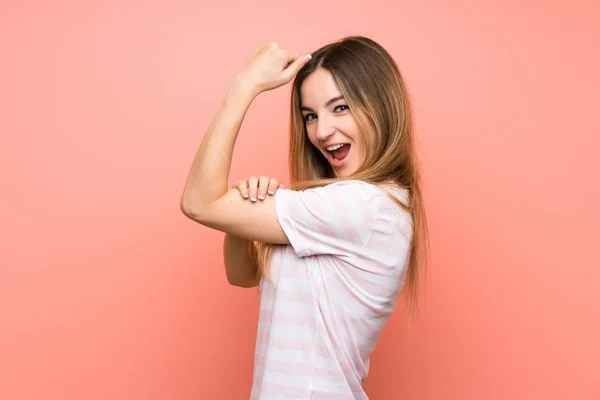 Junge Frau Über Isolierte Rosa Wand Macht Starke Geste — Stockfoto