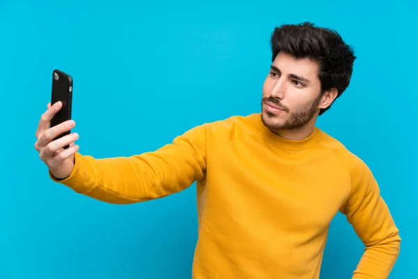 Guapo Sobre Aislada Pared Azul Haciendo Una Selfie — Foto de Stock