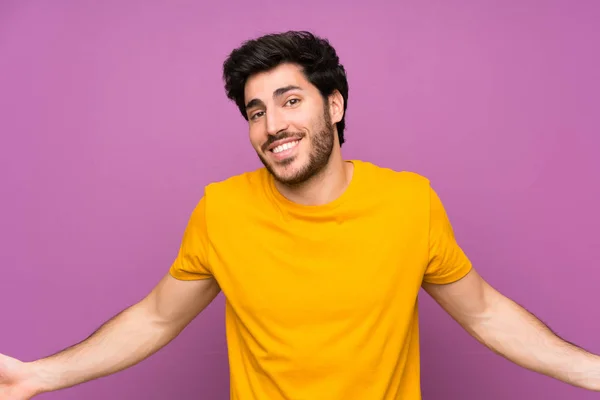 Bello Oltre Isolato Muro Viola Sorridente — Foto Stock