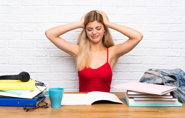 Adolescente Estudiante Chica Interior Frustrado Toma Las Manos Cabeza — Foto de Stock