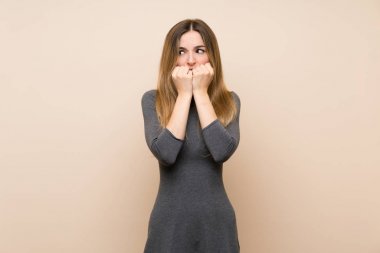 Tecrit edilmiş genç bir kadın gergin ve korkmuş bir şekilde elleriyle suni teneffüs yapıyor